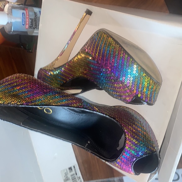 Iridescent sequence platform peep toe. - Picture 5 of 5